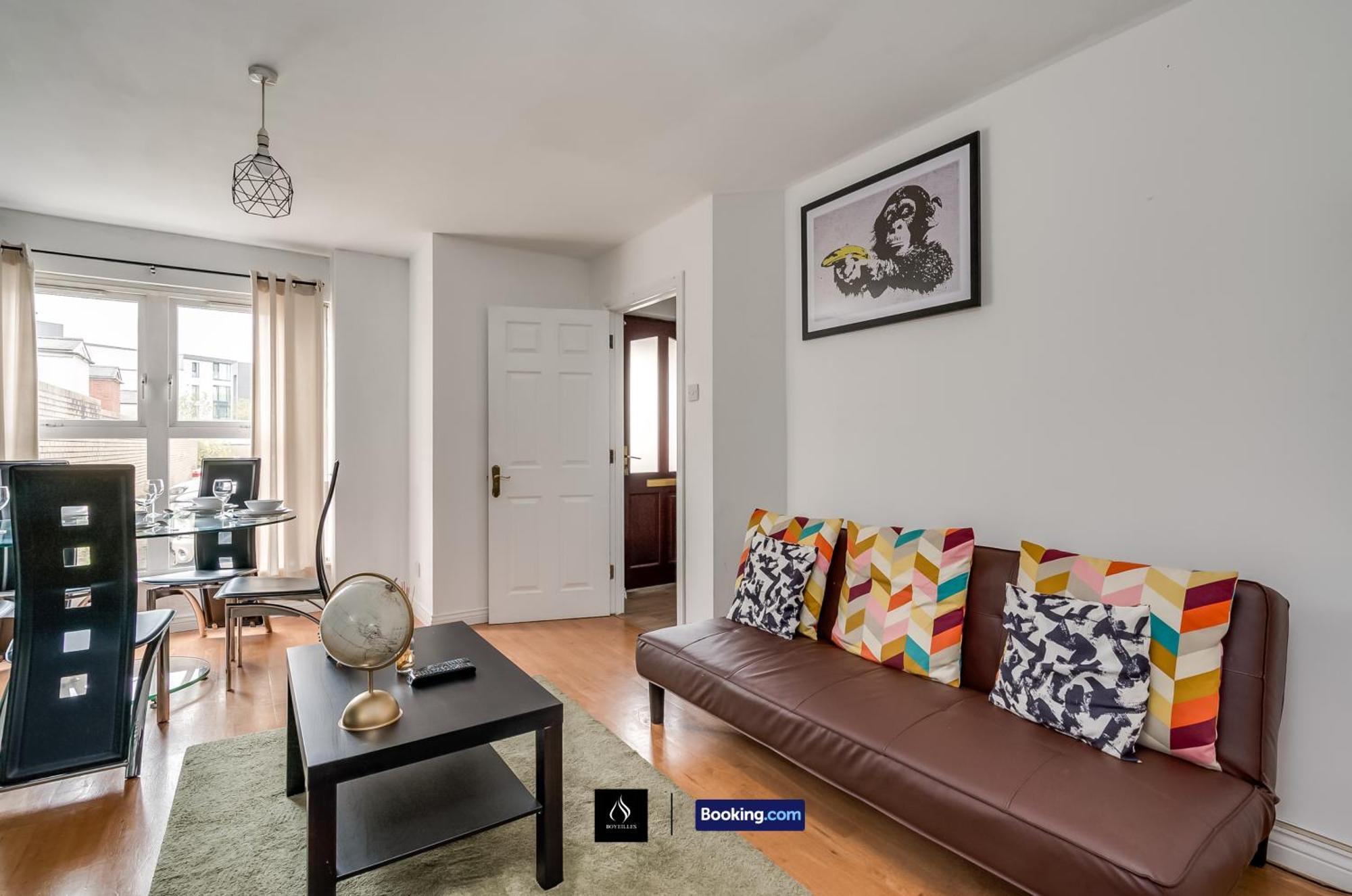 2 Bed House By Boyeilles Apartments Short Lets & Serviced Accommodation Belfast With Balcony & Free Parking ภายนอก รูปภาพ