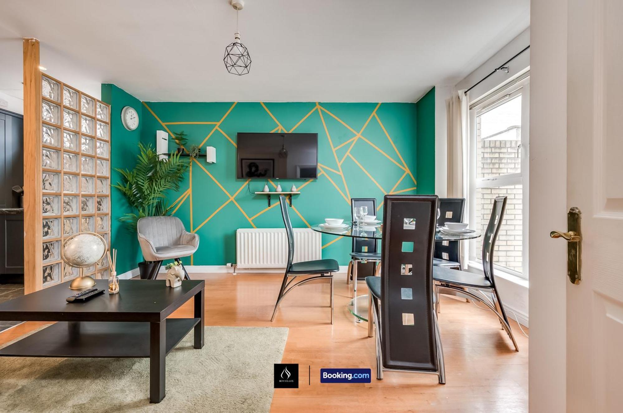 2 Bed House By Boyeilles Apartments Short Lets & Serviced Accommodation Belfast With Balcony & Free Parking ภายนอก รูปภาพ