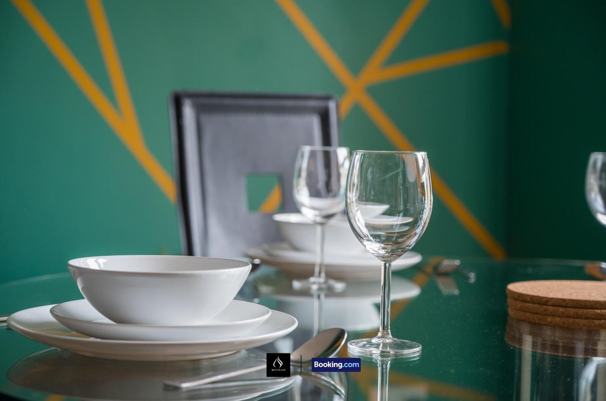 2 Bed House By Boyeilles Apartments Short Lets & Serviced Accommodation Belfast With Balcony & Free Parking ภายนอก รูปภาพ