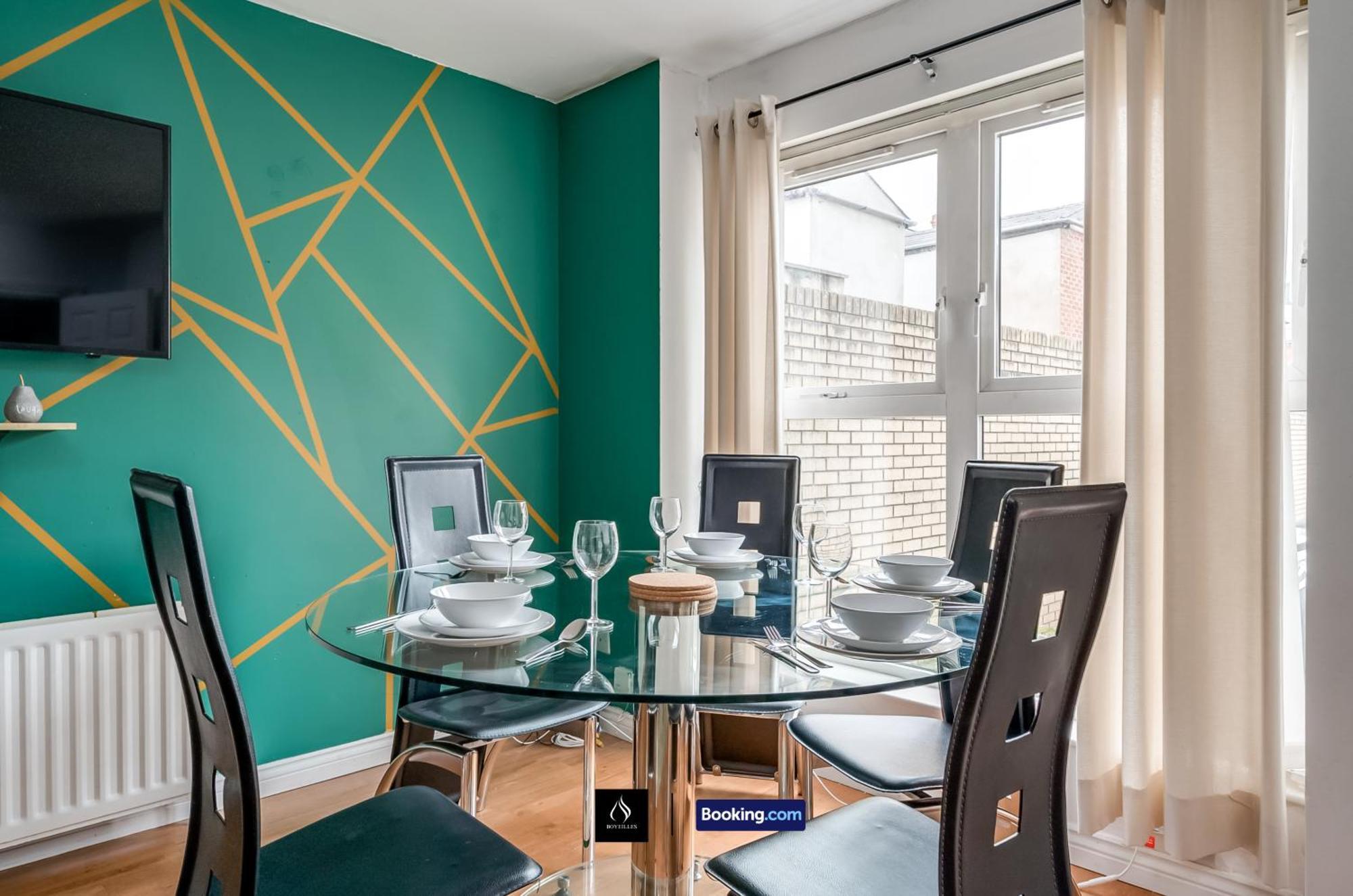 2 Bed House By Boyeilles Apartments Short Lets & Serviced Accommodation Belfast With Balcony & Free Parking ภายนอก รูปภาพ