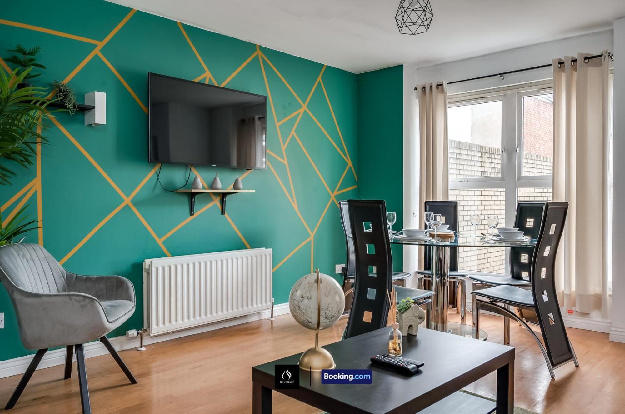 2 Bed House By Boyeilles Apartments Short Lets & Serviced Accommodation Belfast With Balcony & Free Parking ภายนอก รูปภาพ