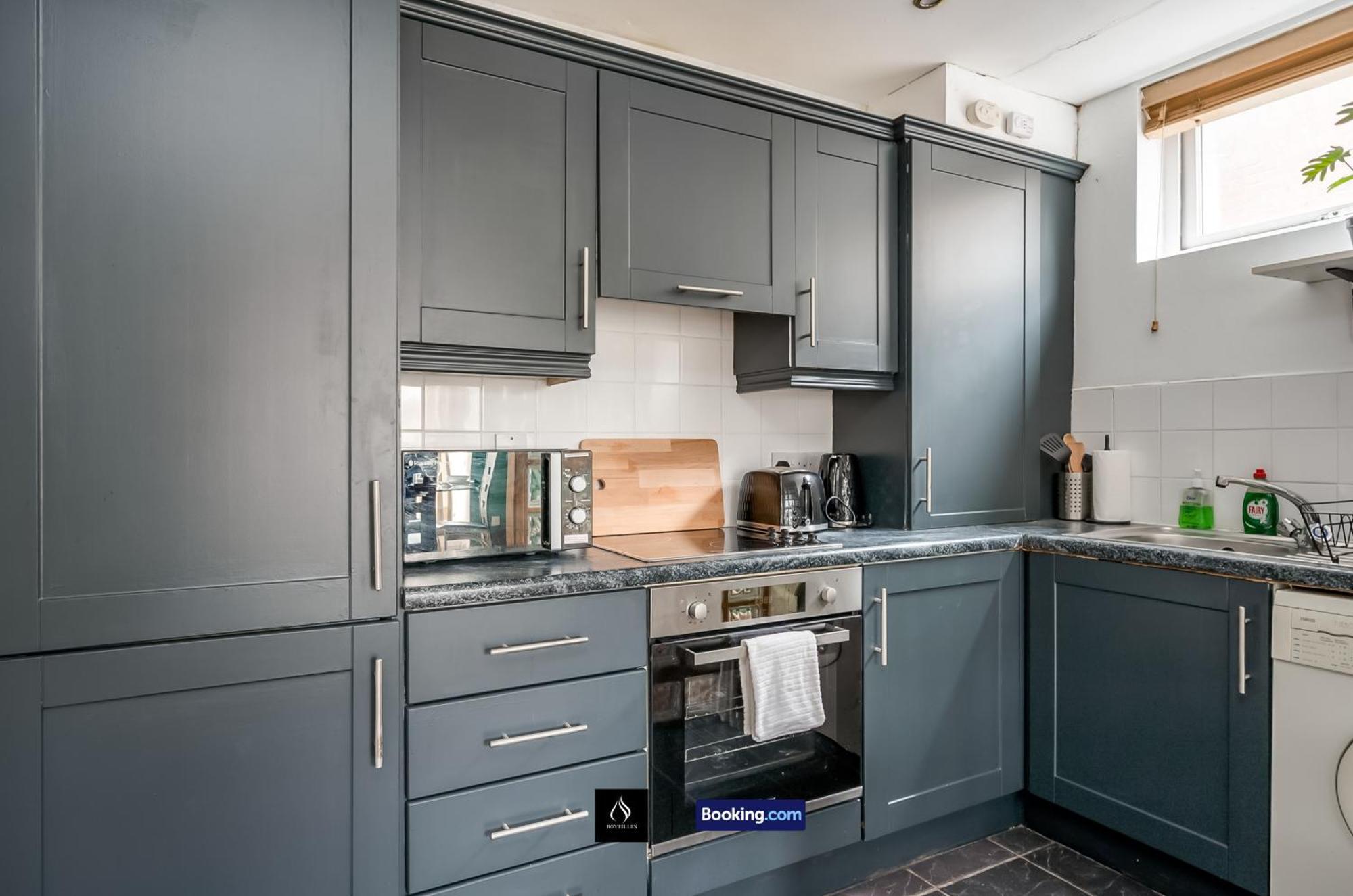 2 Bed House By Boyeilles Apartments Short Lets & Serviced Accommodation Belfast With Balcony & Free Parking ภายนอก รูปภาพ