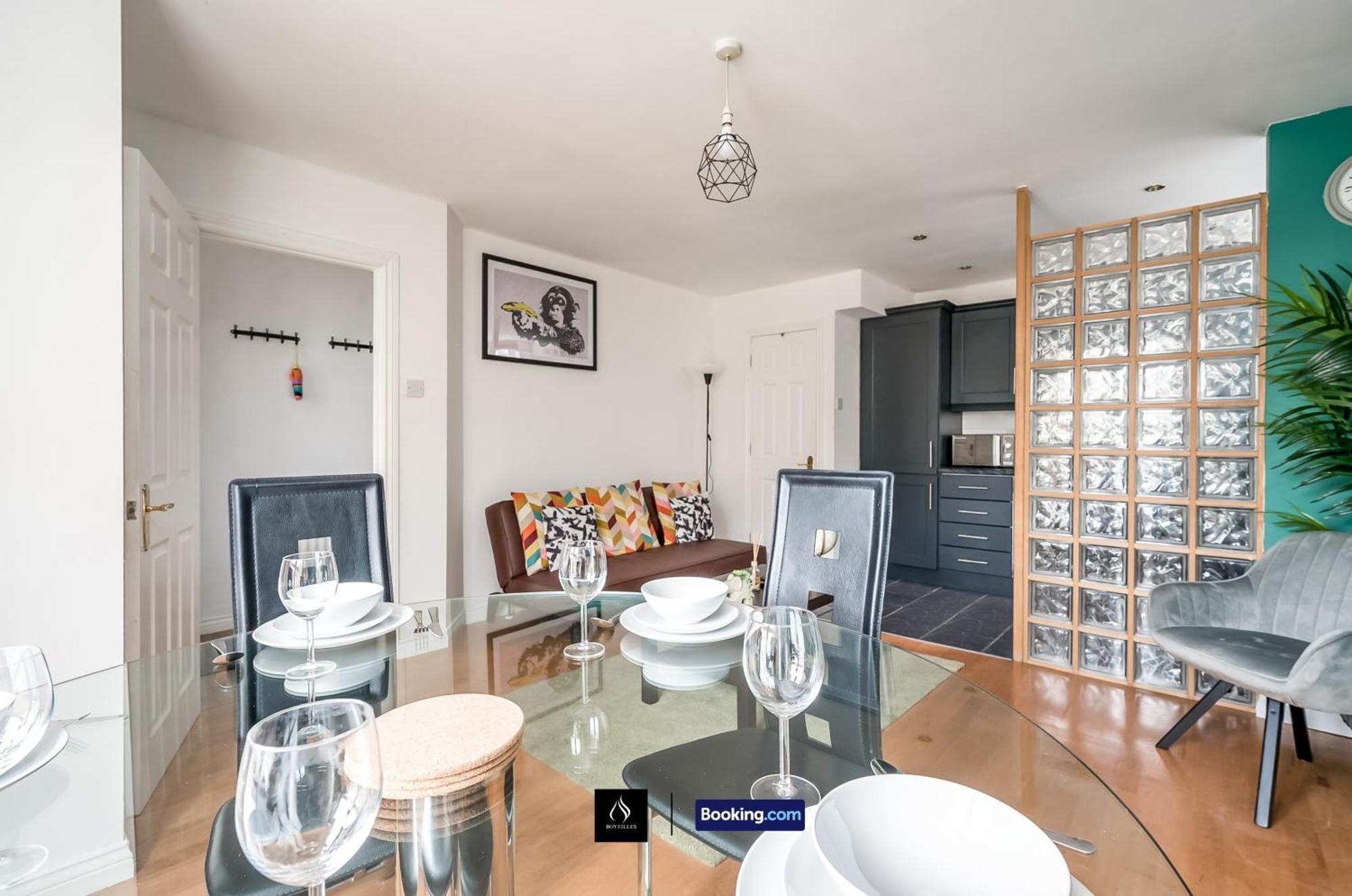 2 Bed House By Boyeilles Apartments Short Lets & Serviced Accommodation Belfast With Balcony & Free Parking ภายนอก รูปภาพ