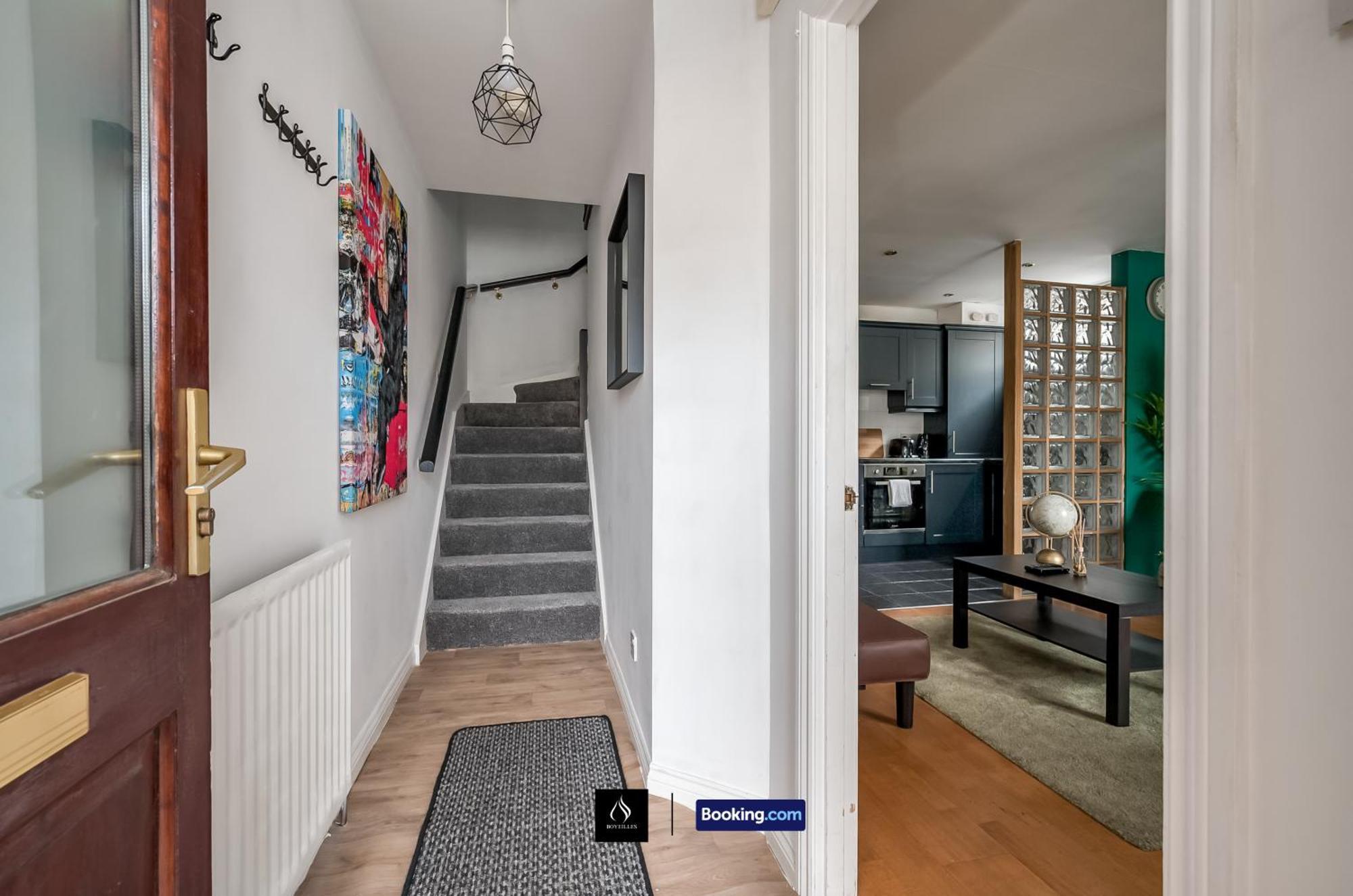 2 Bed House By Boyeilles Apartments Short Lets & Serviced Accommodation Belfast With Balcony & Free Parking ภายนอก รูปภาพ