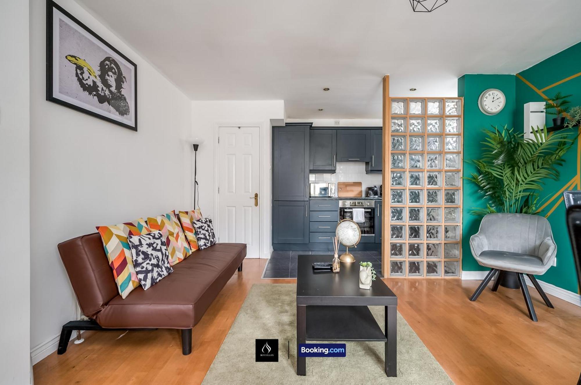 2 Bed House By Boyeilles Apartments Short Lets & Serviced Accommodation Belfast With Balcony & Free Parking ภายนอก รูปภาพ