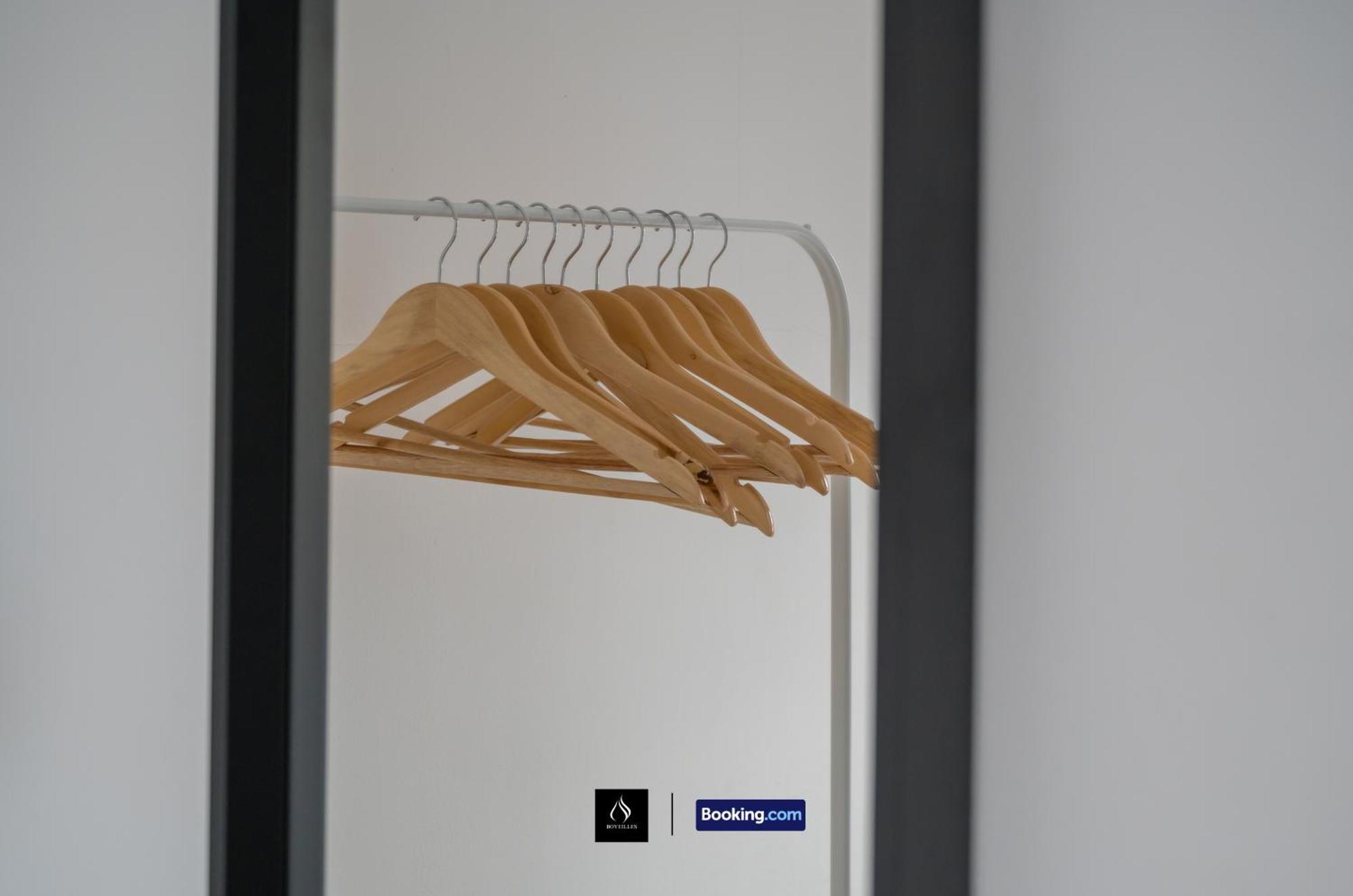 2 Bed House By Boyeilles Apartments Short Lets & Serviced Accommodation Belfast With Balcony & Free Parking ภายนอก รูปภาพ
