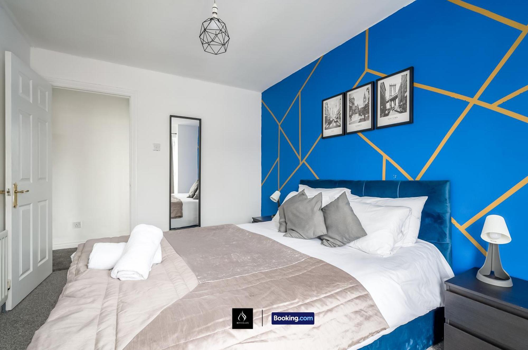 2 Bed House By Boyeilles Apartments Short Lets & Serviced Accommodation Belfast With Balcony & Free Parking ภายนอก รูปภาพ