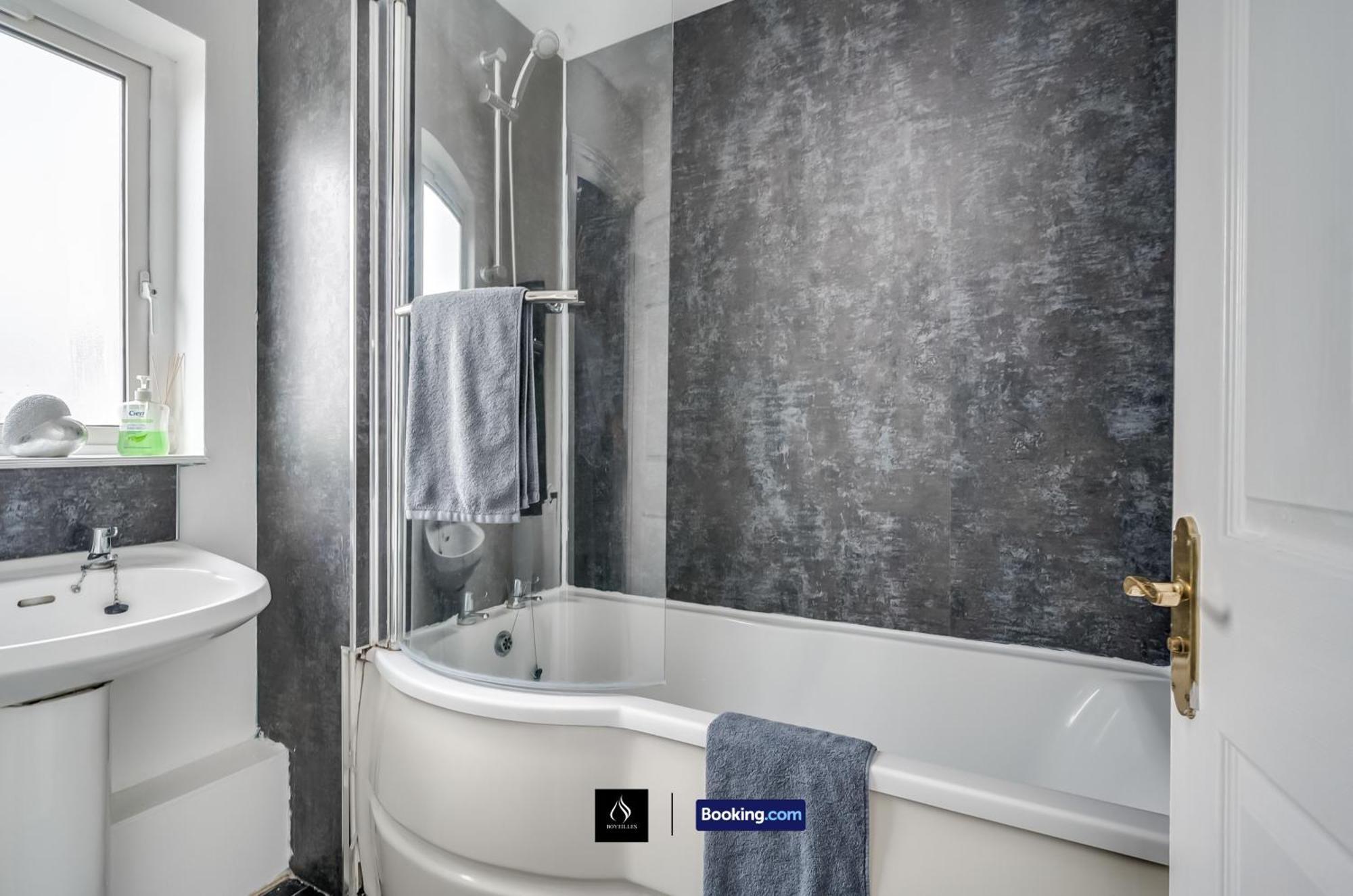 2 Bed House By Boyeilles Apartments Short Lets & Serviced Accommodation Belfast With Balcony & Free Parking ภายนอก รูปภาพ