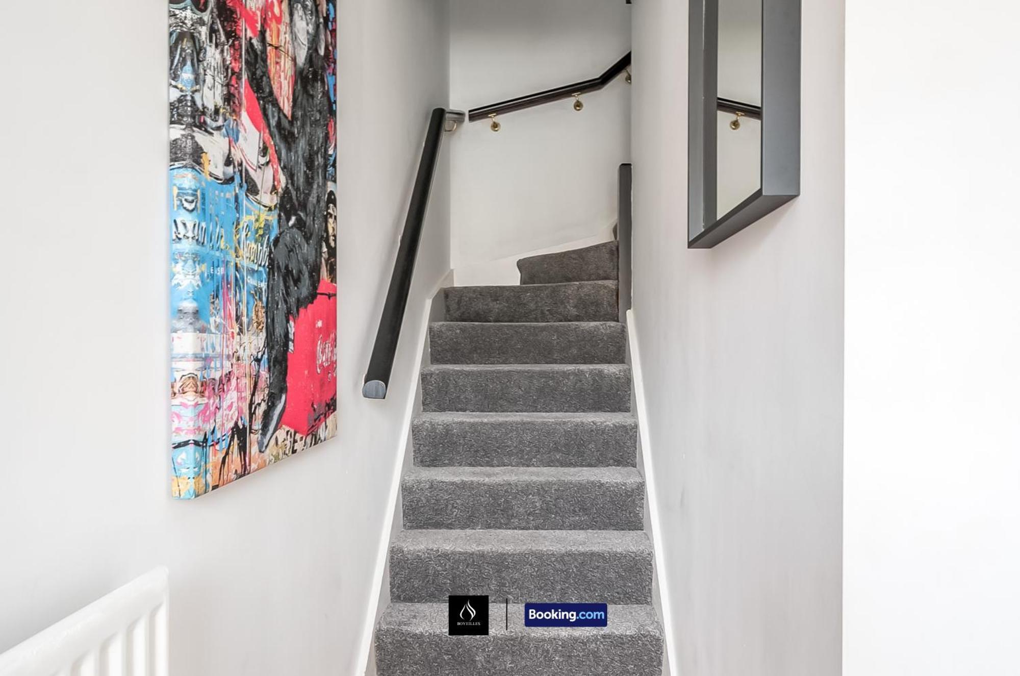2 Bed House By Boyeilles Apartments Short Lets & Serviced Accommodation Belfast With Balcony & Free Parking ภายนอก รูปภาพ