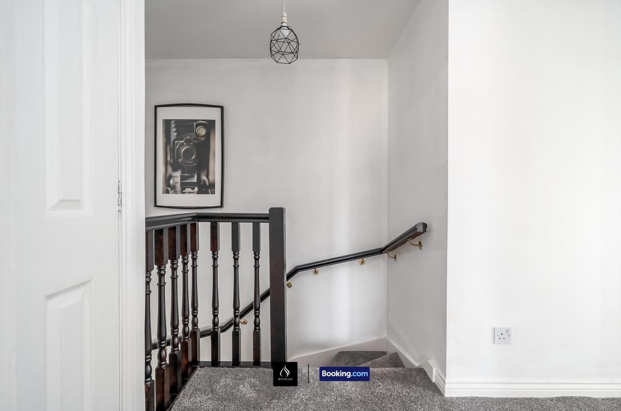 2 Bed House By Boyeilles Apartments Short Lets & Serviced Accommodation Belfast With Balcony & Free Parking ภายนอก รูปภาพ