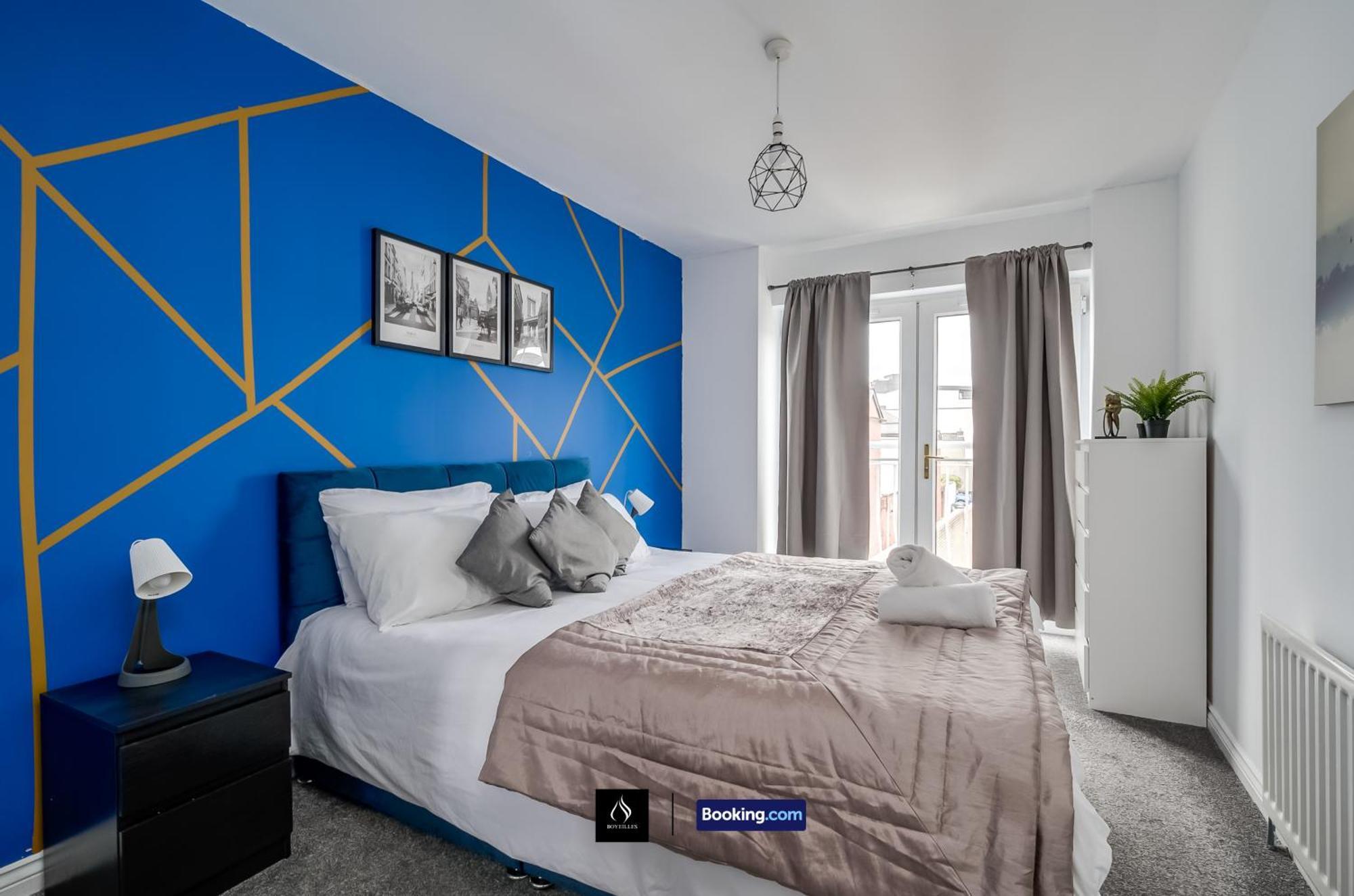 2 Bed House By Boyeilles Apartments Short Lets & Serviced Accommodation Belfast With Balcony & Free Parking ภายนอก รูปภาพ
