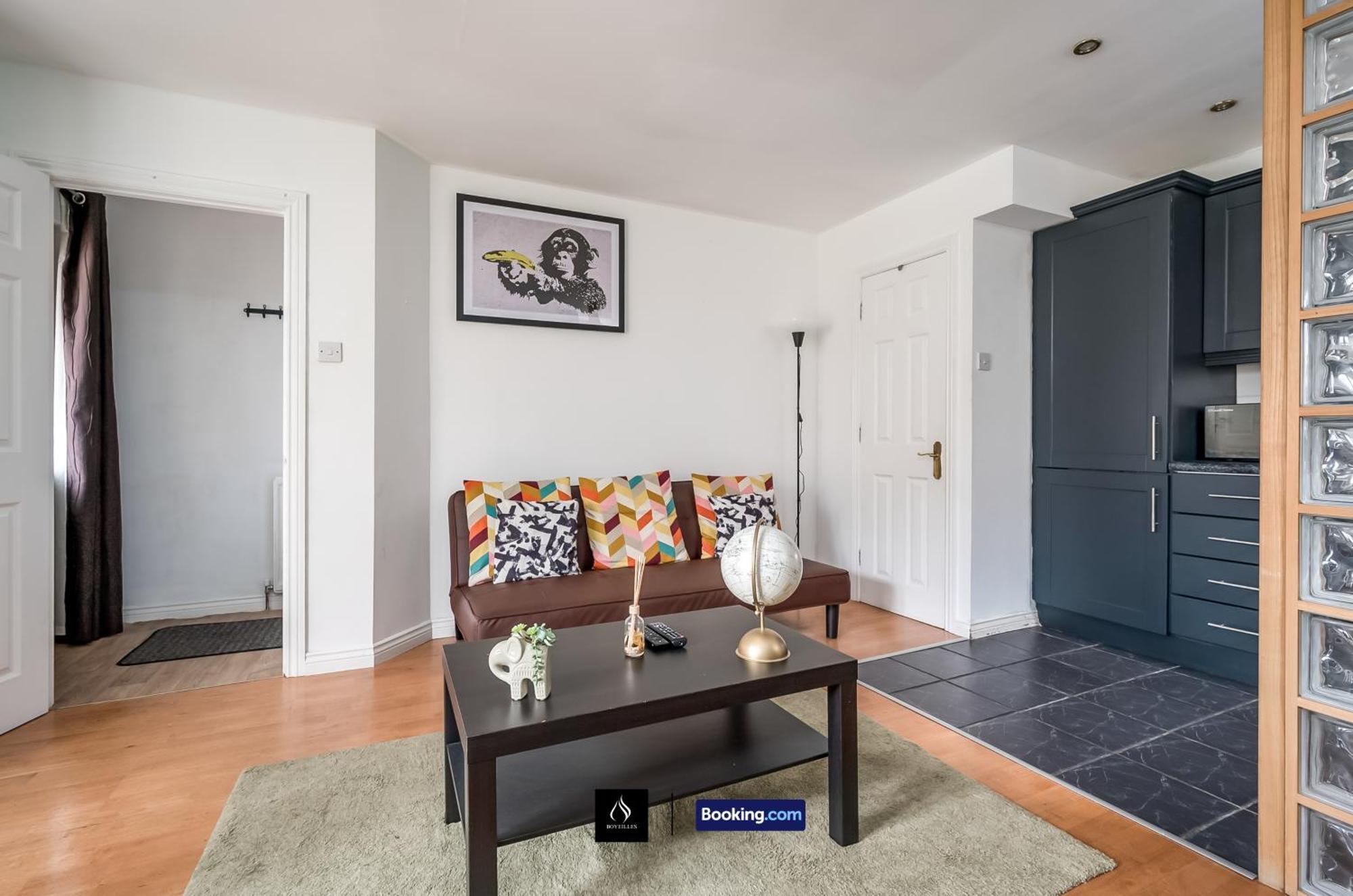 2 Bed House By Boyeilles Apartments Short Lets & Serviced Accommodation Belfast With Balcony & Free Parking ภายนอก รูปภาพ